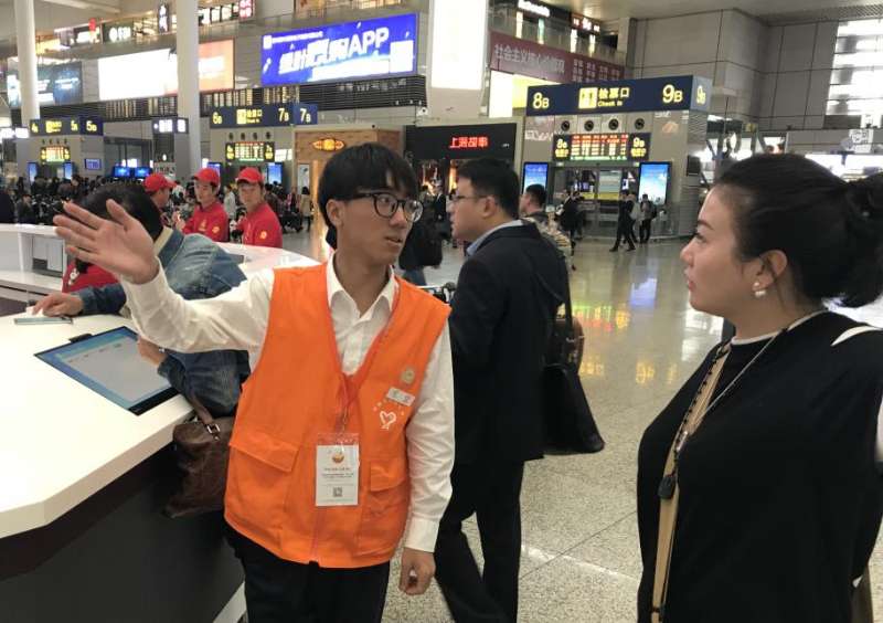 用一腔热“橙”,向世界展示高铁志愿者风采