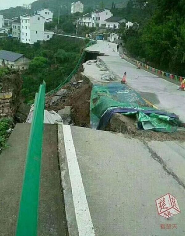 湖北省秭归县链子崖处当日凌晨突发山体滑坡导致g348国道路基挡土墙