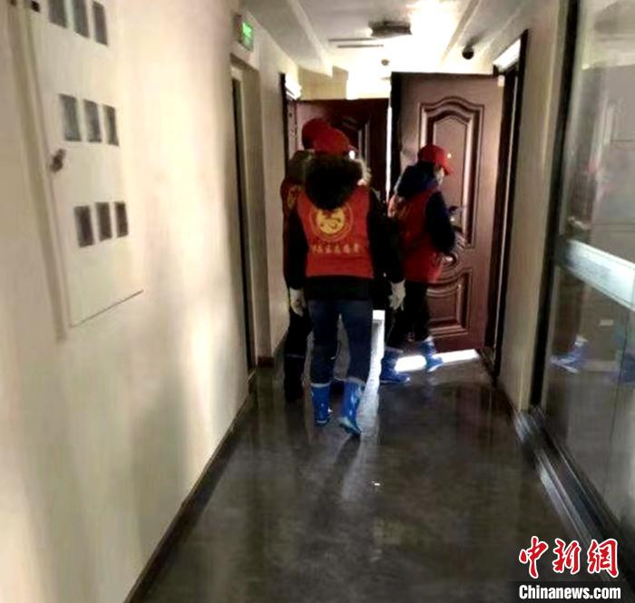 对居民楼内进行巡查。浑南宣传部供图
