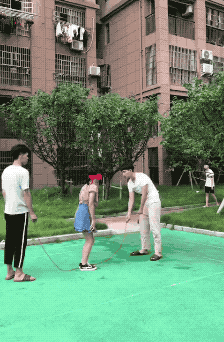 搞笑内涵图:它居然在斜对门的邻居门上结网了!