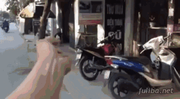 我这一棒子下去居然没有打碎 动图 小姐姐摔疼了么