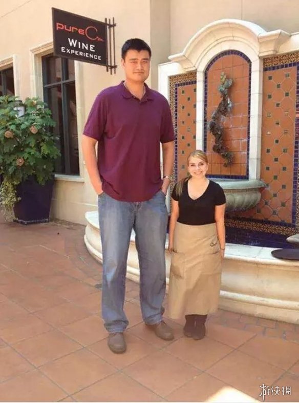 众名星与姚明合影惨被网友调侃:好像只有一米三!