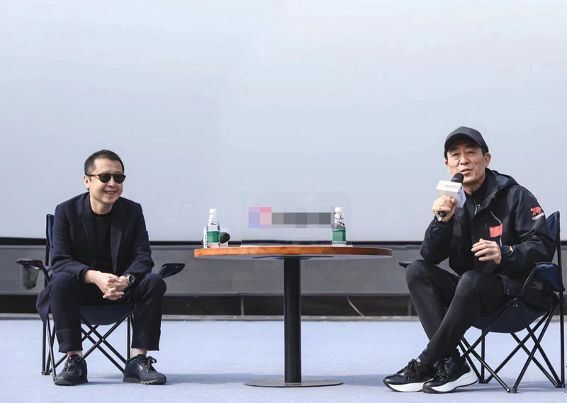 结束国庆70周年联欢活动总导演工作之后,张艺谋赶到平遥国际电影展,为学弟贾樟柯以及老朋友马可·穆勒捧场。