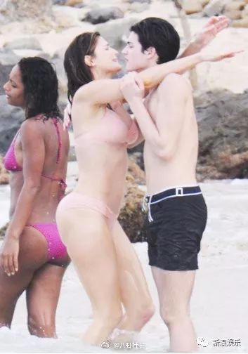 都这么大了，还和妈妈搂着亲亲？