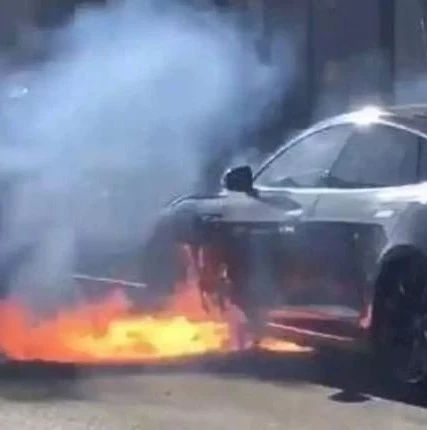 特斯拉又出事！无缘无故当街自燃