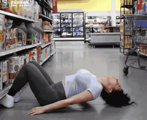 这个妹子,把杠铃片立起来做俯卧撑!人美身材好还爱搞怪!