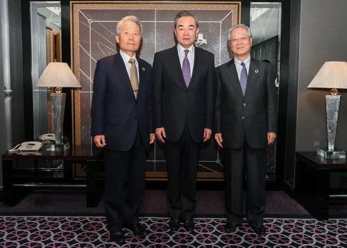 ▲4月17日,国务委员兼外交部长王毅在东京会见日本经济界人士。(外交部网站)