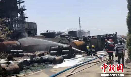 图为5月23日,扬州江都一化工厂发生火灾的救援现场。视频截图 扬州江都一化工厂发生火灾 火灾波及相邻化工企业