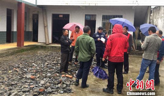 现场工作组在青川县营盘乡永红村一村民家中了解情况,该村房屋普遍出现细小水平裂缝,梭瓦较严重。四川地震局 宁强5.3级地震:四川广元震区300余间房屋不同程度受损
