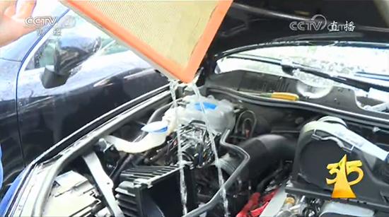 央视3.15曝光大众途锐 发动机设计缺陷进水致损