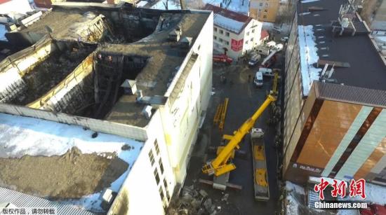 俄罗斯西伯利亚南部城市克麦罗沃一家购物中心当地时间3月25日发生火灾。据俄罗斯紧急情况部称,已造成64人死亡。图为航拍该购物中心顶层发生火灾的区域。