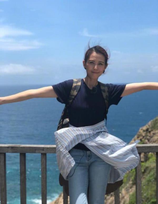 蔡少芬印花裙穿得老10岁,脚上鞋子更让人无语:像是穿了绿袜子