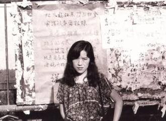 上世纪80年代末,伊蕾在北京大学三角地