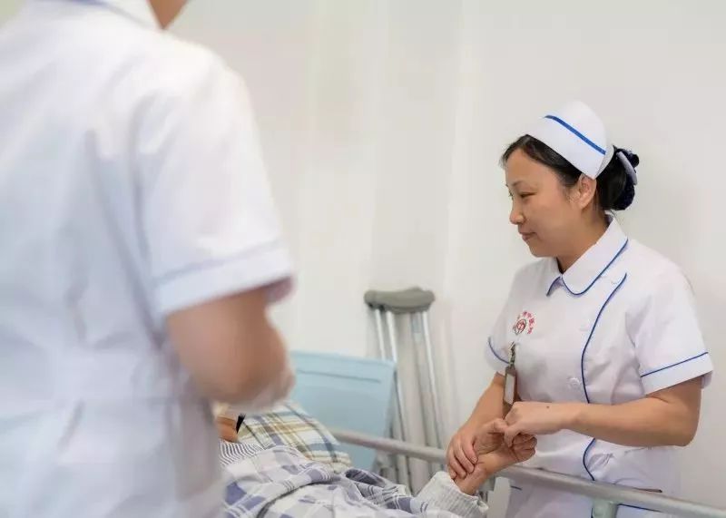 患者临终前为她作诗,她的精心护理收获满满医