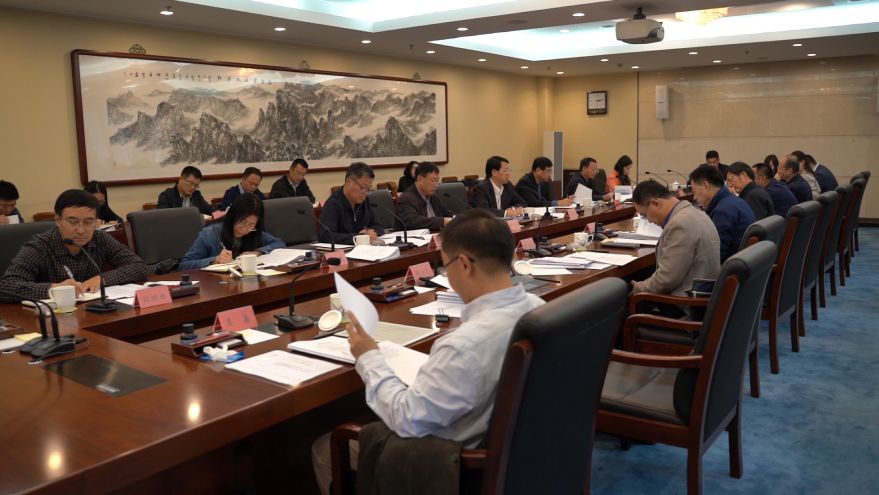 （图：2019年10月13日，中国政法实务大讲堂第一批讲稿评审会，在中央政法委举行。图为评审组成员在审阅讲稿。摄影：叶雨蒙）