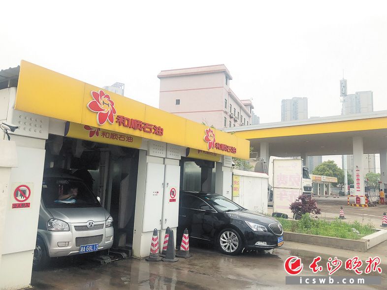 智能自助洗车服务兴起：无人洗车机24小时营业