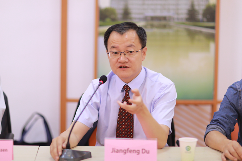 美国物理学会代表一行访问物理学院