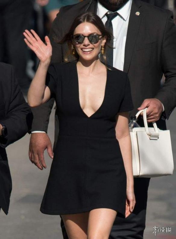 “绯红女巫”大爱深V礼服 胸前中门打开辣翻观众!