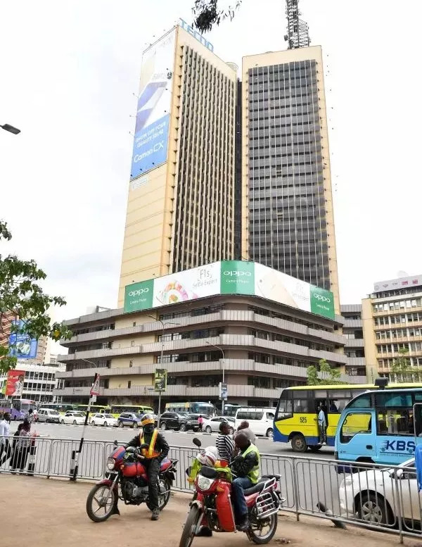 ▲上億非洲人用上傳音手機。圖為在肯尼亞首都內羅畢市中心大廈上懸掛的傳音手機巨幅廣告海報。 （新華社）