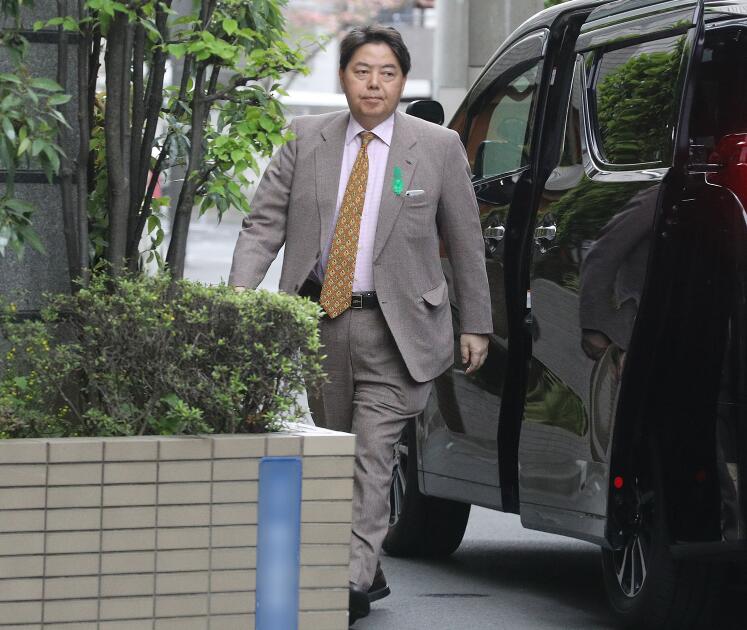 日本文科相被媒体拍到乘坐公务车出入“瑜伽馆”