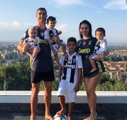 C罗求婚成功!让30亿女人疯狂的他,为何独宠一