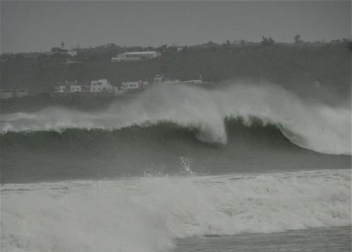 强台风“山竹”暴风圈外围16日上午擦过鹅銮鼻南方海域，在海岸掀起逾4米高巨浪。（台湾《联合报》记者潘欣中 摄）