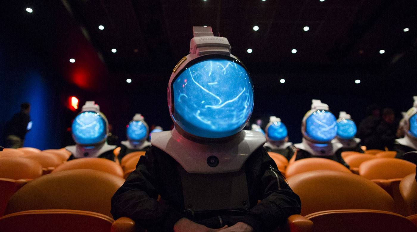 戴上这个宇航员 VR 头盔，感受第一视角的地球美景