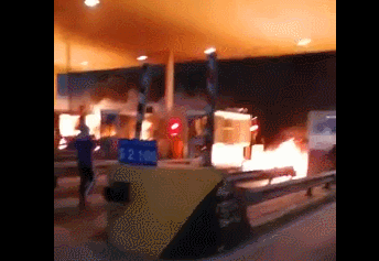  暴力示威者纵火烧毁了圣地亚哥北部的一处通行站 推特视频截图