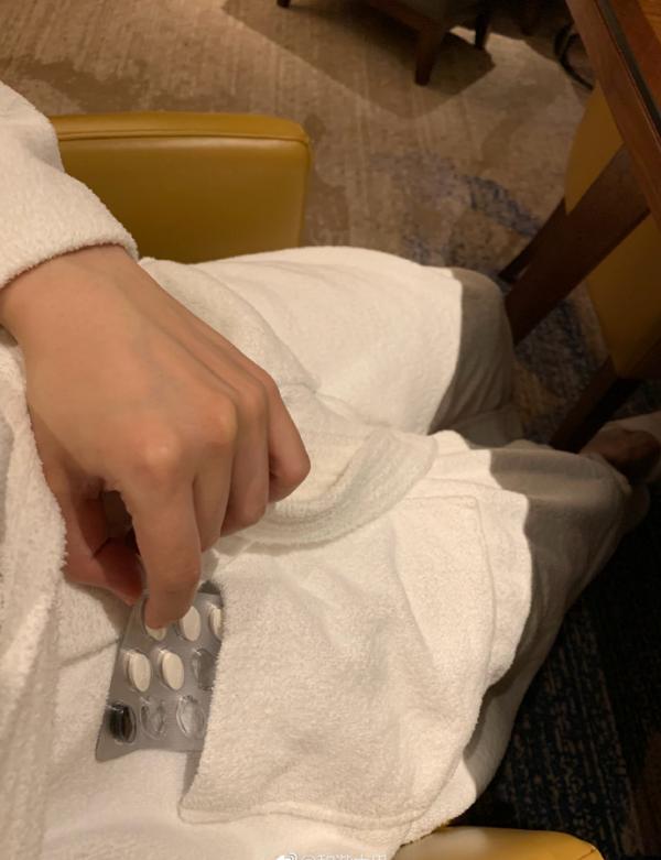 微博网友发帖称,上海五角场凯悦酒店提供的浴袍中有半板吃剩的“白加黑”感冒药。本文图片均来自@和谐大巴