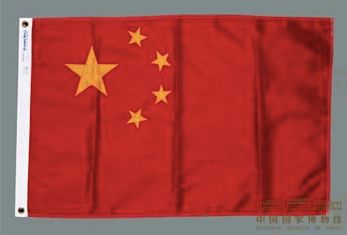 他是首个进入太空的华人，提前杨利伟18年把五星红旗送入太空