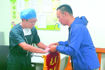  16日，老丁的儿子小丁来到山大二院向血管外科吴鹏医生致谢。