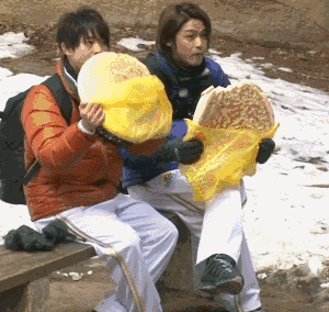 还好除了大饼,下山后的两人总算尝到了热腾腾的正宗陕西大碗面!