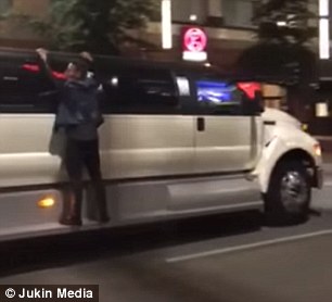 澳洲男子被路边豪车吸引 疯狂向车内人示爱 但之后悲剧了