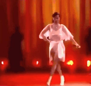 我这一棒子下去居然没有打碎 动图 小姐姐摔疼了么