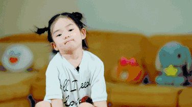 节目未播表情包先火了,看见口红就两眼放光,戚薇的女儿也太可爱了吧!