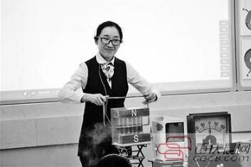 程老师在物理课上利用各种自制教具教学.