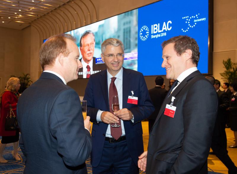 市咨会迈入而立，7位国际高参获颁特别纪念奖，李强应勇同来宾共叙友谊展望未来