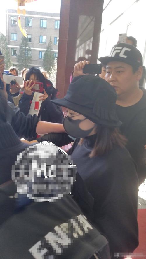 赵丽颖产后出院,她气色上佳,冯绍峰一系列细心行为获网友好评