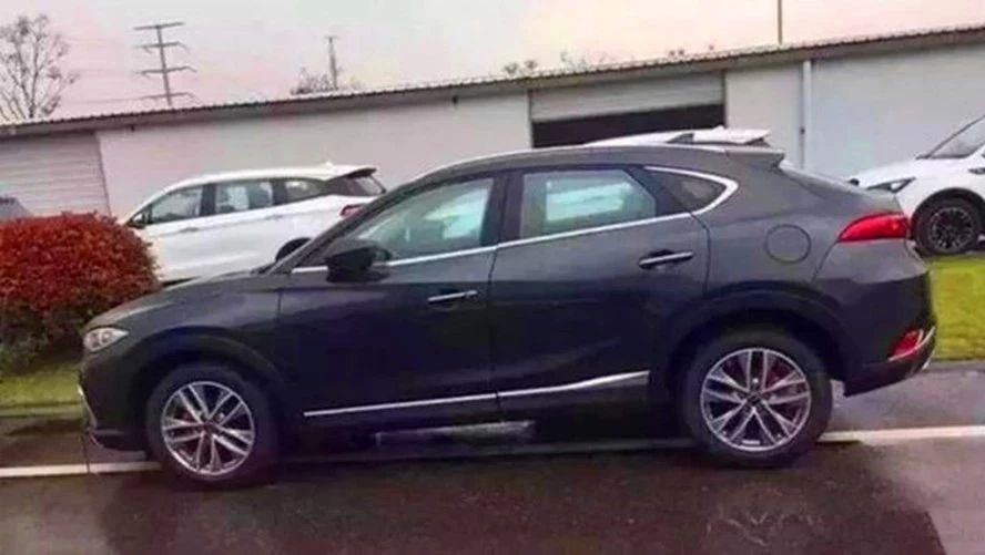 众泰新车曝光， 这次是马自达中枪，网友：不仔细看真分不出来！