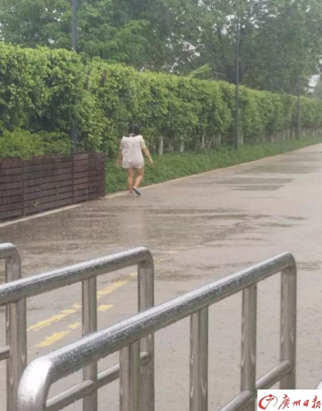 狂风暴雨中5名保安尾为这事随醉酒女子两小时(图)