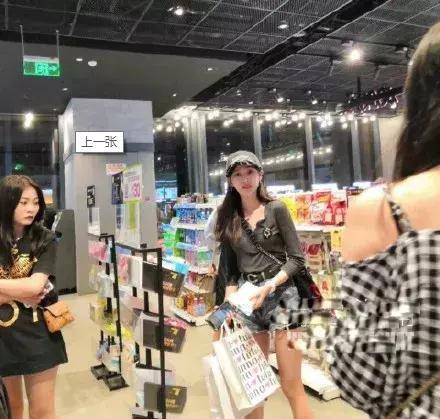 有网友晒出在海口偶遇吴宣仪,祖籍是海南的明