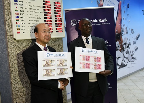 2016年7月13日，在肯尼亚首都内罗毕的标准银行肯尼亚分行总部，当时的中国驻肯尼亚大使刘显法（左）和标准银行肯尼亚分行行长菲利普·奥德拉（右）出席人民币现钞自由兑换业务发起仪式。 新华社记者 李百顺 摄