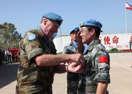 ▲资料图片：4月6日，中国赴黎维和部队全体官兵荣获联合国“和平荣誉勋章”。该勋章是联合国表彰为人类和平事业作出突出贡献的人而设立的重要奖项。（李良勇 摄）