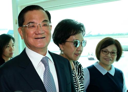 国民党前主席连战夫妇12日上午率团启程，前往大陆参访。台湾《联合报》记者陈嘉宁摄影