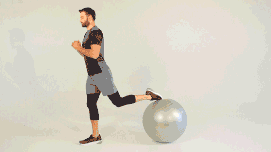 弯曲膝盖臀部降低身体,蹲向地面,后腿膝盖尽量离地面接近,保持身体