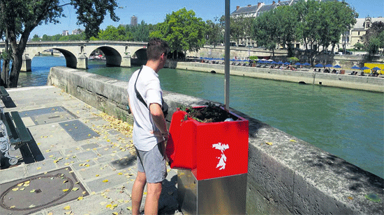 尴尬 巴黎塞纳河边环保“露天小便池”引争议
