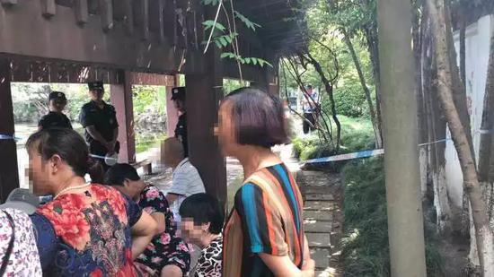 男子持刀公园狂砍身边女子 目击者:大概四五十