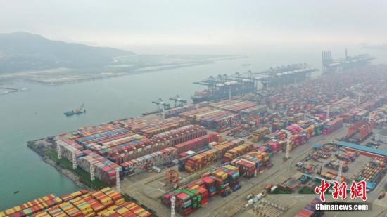  图为4月18日拍摄的盐田国际集装箱码头。中新社记者 陈文 摄