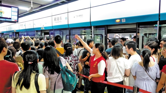 高峰时段，志愿者疏导乘客 广州地铁供图