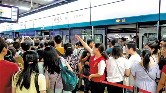高峰时段,志愿者疏导乘客 广州地铁供图